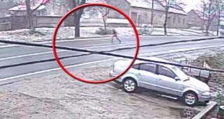 Copil lovit de microbuz, după o traversare neregulamentară, în Caraş-Severin