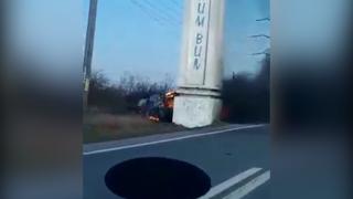 Șofer mort după ce s-a înfipt cu mașina în arcul de triumf din Slatina. Autoturismul a fost mistuit de flăcări