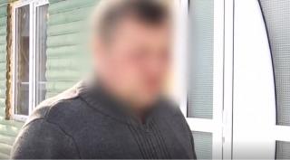 Un bărbat din Neamţ şi-a lovit fata cu coada de mătură până când i-a rupt mâna