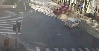Accidentul cu ambulanța SMURD de la Brăila, surprins de camere. Autospeciala s-a rostogolit de câteva ori pe șosea