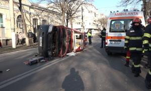 Ambulanță SMURD în misiune, răsturnată într-un accident la Brăila. Paramedicii din autospecială au fost răniți