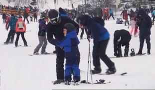 Gerul năprasnic nu-i sperie pe turiști. Pârtiile din Poiana Brașov au fost pline chiar și la -20 de grade Celsius