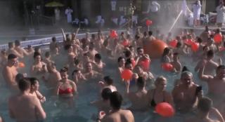 Îndrăgostiții înfruntă gerul în apele termale de la Băile Felix