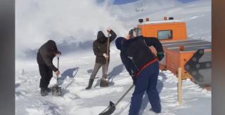 Mașini căutate ca după o avalanșă la Rânca. Oamenii au săpat prin nămeții de doi metri pentru a-și găsi autoturismele