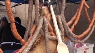 Localnicii dintr-un sat din Harghita au organizat a patra ediţie a festivalului Pomana Porcului de anul acesta