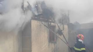 Un pompier din Argeș a devenit erou după ce a salvat o femeie paralizată dintr-un incendiu, înlăturând și pericolul de explozie. Totul, în ziua sa liberă