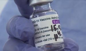 Vaccinarea cu AstraZeneca începe cu refuzuri: unii se tem că vaccinul este mai puţin eficient sau chiar mai periculos