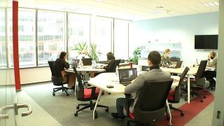 O parte din angajaţi se întorc la birouri, după luni de telemuncă: "Cel mai dor mi-a fost de interacţiunea cu colegii"