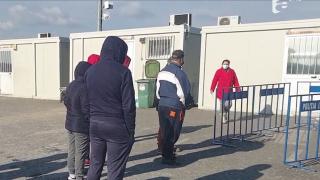 Testul răbdării bate testul COVID în vama Nădlac. Oamenii se plâng că așteaptă afară în frig pentru triajul epidemiologic