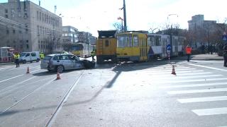 Un tramvai a deraiat şi a ajuns într-un parc, după ce a fost izbit în plin de un BMW