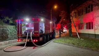 Grădiniţă din Timişoara în flăcări, după ce mai mulţi oameni ai străzii au urcat în pod şi au făcut focul, să se încălzească