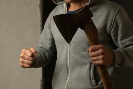 Bătaie cu topoare, ciocane și un pistol cu bile, în scara unui bloc din orașul Vulcan. Toţi cei implicaţi în scandal sunt anchetaţi