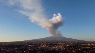 Cea mai mare erupție a vulcanului Etna din ultimii ani, Fumul și lava, vizibile de la kilometri depărtare