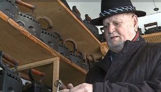 Profesor pensionar din Reghin, colecţie impresionantă de ”fiare vechi” de călcat