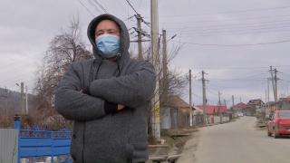 Muncitorii sezonieri îşi aşteaptă rândul la vaccinare ca pe o gură de oxigen. Pentru unii, munca în afară este singura sursă de venit