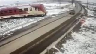 Imagini cu momentul în care un BMW este spulberat de tren, lângă Iași. Doi tineri și-au pierdut viața în urma impactului