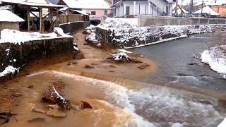 Alertă de poluare pe râul Someş, la graniţa cu Ungaria: Apele s-au colorat în roşu