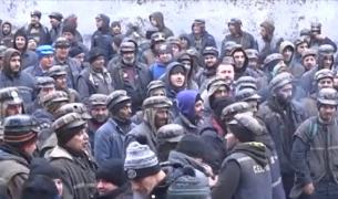 Zeci de mineri de la Lupeni continuă să stea blocaţi în subteran. Diana Şoşoacă, între protestatari
