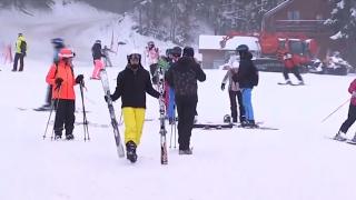 Cozi uriaşe şi aglomeraţie pe pârtie, deşi Braşovul se află în scenariul roşu