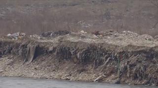 Dezastru ecologic sub privirile autorităților din Gorj: Jiul se umple de gunoaie