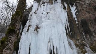 Comoara din inima munților: Cascada Șipote, ca o statuie de cleștar după ce a înghețat