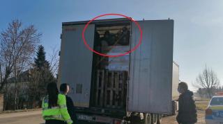 Migranți găsiți în TIR-ul unui bulgar, la Timișoara. Tinerii au bătut cu pumnii în camion, ca să fie auziți