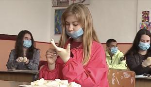 Cîmpeanu anunţă că 60.000 de angajaţi din învăţământ ar vrea să se vaccineze în următoarea săptămână. Se pregătesc centrele prioritare