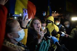 Senatoarea Șoșoacă, imună în fața legii. Își flutură funcţia şi legitimaţia ca să forțeze porţile instituţiilor publice