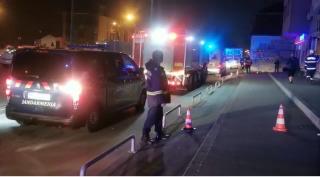 Locatari evacuați după o dezinsecție făcută la parterul unui bloc din Timișoara. Oamenii vor petrece noaptea la pensiuni