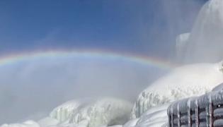 Peisaj de poveste la cascada Niagara: Un curcubeu uriaş a apărut deasupra apei