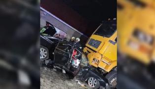 Impact violent surprins de camerele de supraveghere. Un şofer a pierdut controlul volanului şi a ajuns cu maşina sub un camion, în Călăraşi