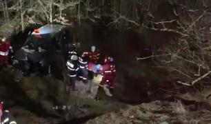 O mașină a căzut peste 10 metri într-o râpă, după ce șoferul a pierdut controlul volanului, pe șoseaua Pitești-Vâlcea. Cinci persoane, la spital