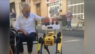 Un robot, ospătar într-o berărie din Sevilla. Lucrează doar experimental, pe durata pandemiei