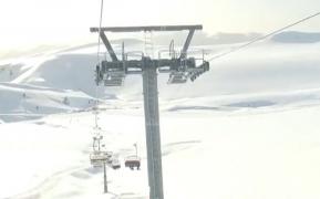 Fetița de 6 ani care a alunecat din telescaun, la Sinaia, a căzut aproape 8 metri în gol. Sistemul automat de siguranţă nu a funcționat