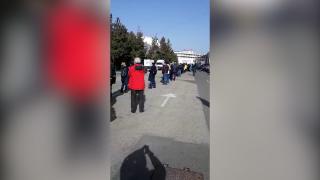 Românii stau la o coadă uriaşă pentru a se vaccina, la Romexpo