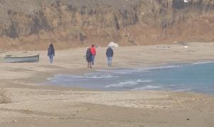 Primăvara din februarie. Oamenii au ieșit pe plajă pentru a se bucura de soare, înainte ca vremea mohorâtă să revină