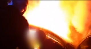 Salvare din flăcări după un accident, în SUA. Şoferul a scăpat maşina de sub control şi a intrat într-un copac