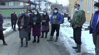 Şcoală desfiinţată din lipsă de bani: Copiii, obligaţi să meargă nouă kilometri la o altă unitate de învăţământ