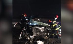 Maşină ruptă în bucăţi după ce a intrat cu viteză într-un copac, la Ghimbav. Şoferul a murit pe loc