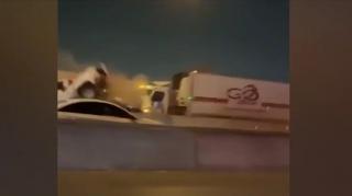 Șofer aruncat din mașina strivită de un camion, pe o autostradă din Texas. Bărbatul poate spune că s-a născut a doua oară!