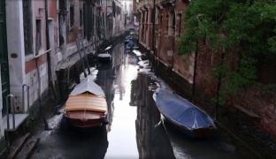 Gondolele Veneţiei, pe uscat din cauza nivelului scăzut al apei