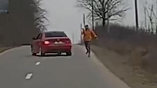 Șofer amenințat cu pistolul în trafic. Imaginile teribile, filmate cu o cameră de bord, pe un drum din Dolj