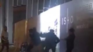 Mai multe reţineri, după bătaia din faţa sediului IPJ Timiş