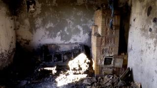 S-a întors după tabletă, dar fetiţa de opt ani a murit arsă de vie sub ochii disperaţi ai mamei: M-a strigat "mami, mami" şi n-am putut să o scot