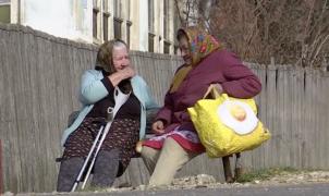 Pensia pe card, în sate fără bancomate. Unii bătrâni nici măcar nu știu cum să folosească un card bancar