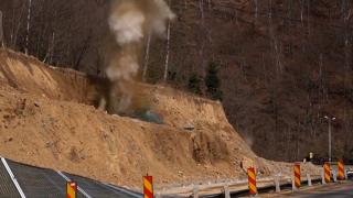 Versant din apropierea Mânăstirii Lainici, dinamitat pentru crearea unor locuri de parcare