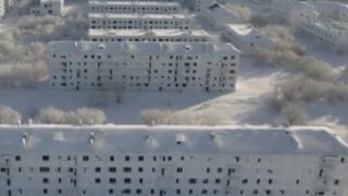 Imagini impresionante din cel mai rece oraş european. Clădirile abandonate s-au transformat în blocuri de gheaţă