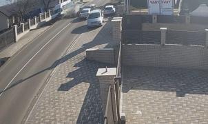 Accidentul de la Suceava, cu microbuzul școlar și alte două mașini, suprins de o cameră de supraveghere. Imagini cu momentul impactului