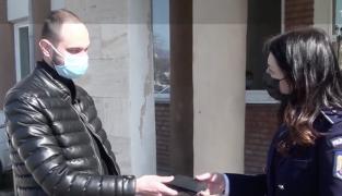 Un tânăr din Alba Iulia a găsit un portofel plin cu bani şi a l-a predat la poliţie pentru a fi returnat proprietarului: "N-aş vrea să trec şi eu prin aşa ceva"