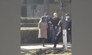 Bărbat cu pistolul la brâu, prins pe stradă, în Oneşti: "Nu vedeţi ce se întâmplă în oraş?"